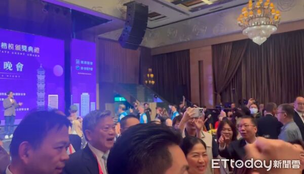 北市選戰升溫！沈伯洋台上致詞 蔣萬安合體李四川敬酒喊「凍蒜」