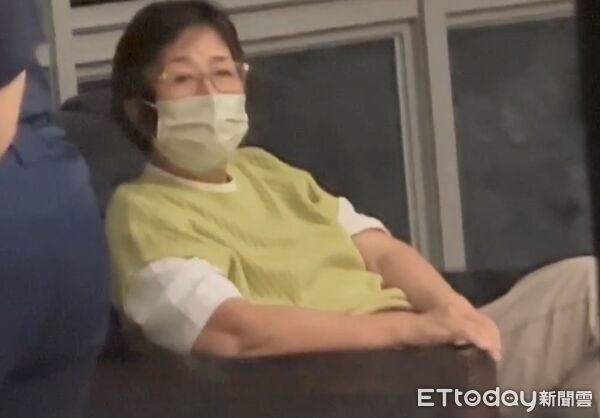 ▲▼謝典霖母親鄭汝芬等待交保期間神情疲憊，一臉倦容。（圖／記者唐詠絮翻攝）