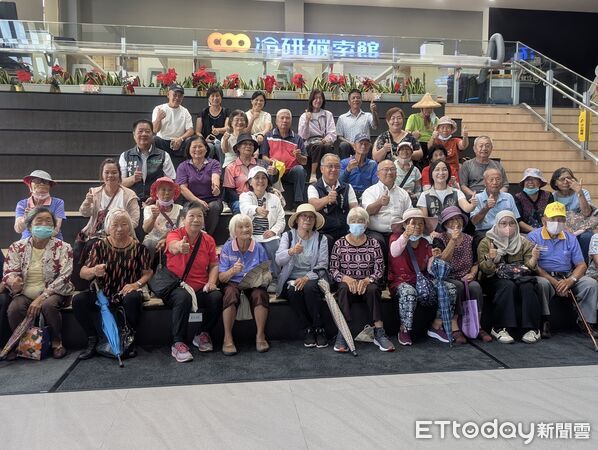 ▲▼    嘉義企業攜手觀光工廠中秋送暖 陪伴鹿草40位長輩樂遊在地產業   。（圖／鹿草鄉公所提供）