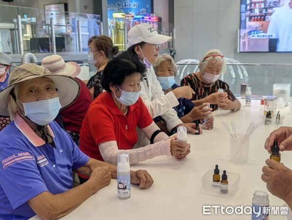 ▲▼    嘉義企業攜手觀光工廠中秋送暖 陪伴鹿草40位長輩樂遊在地產業   。（圖／鹿草鄉公所提供）