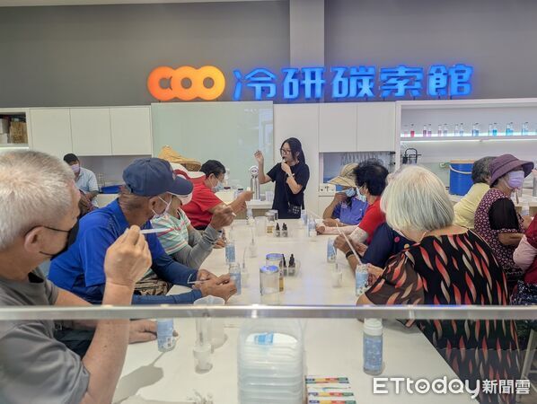 ▲▼    嘉義企業攜手觀光工廠中秋送暖 陪伴鹿草40位長輩樂遊在地產業   。（圖／鹿草鄉公所提供）
