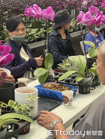 ▲▼    嘉義企業攜手觀光工廠中秋送暖 陪伴鹿草40位長輩樂遊在地產業   。（圖／鹿草鄉公所提供）