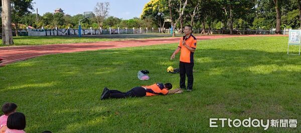 ▲南化消防分隊前進南化國小辦理防災教育宣導,指導學童正確地震避難及緊急應變觀念。(記者林東良翻攝,下同)