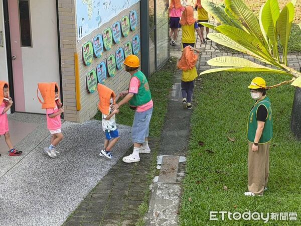 ▲南化消防分隊前進南化國小辦理防災教育宣導,指導學童正確地震避難及緊急應變觀念。(記者林東良翻攝,下同)