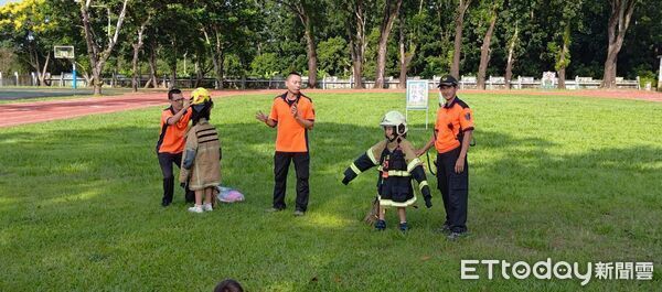 ▲南化消防分隊前進南化國小辦理防災教育宣導,指導學童正確地震避難及緊急應變觀念。(記者林東良翻攝,下同)