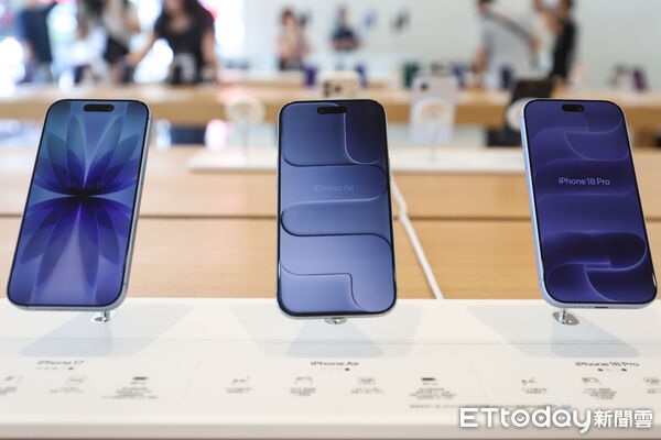 ▲蘋果直營店展示iPhone 18新機。（圖／記者林敬旻攝）