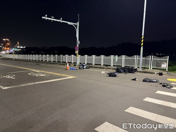 ▲台南市仁德區文賢路一段與文華路二段路口，17日晚間發生2輛機車碰撞事故，造成雙方騎士受傷送醫。（記者林東良翻攝，下同）