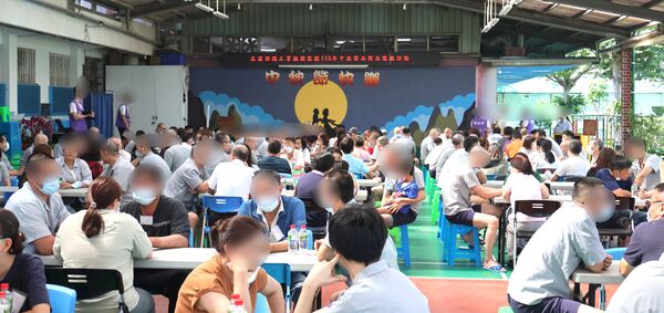 ▲矯正署桃園監獄昨、前日舉辦收容人秋節面對面懇親,圖為收容人與家屬度過難得溫馨團聚。(圖/桃園監獄提供)