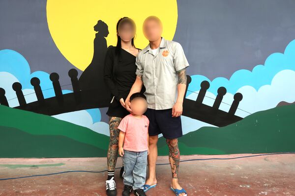 ▲矯正署桃園監獄舉辦收容人秋節面對面懇親,收容人向女友求婚後,一家三口開心合影。(圖/桃園監獄提供)
