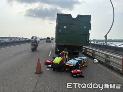 高屏大橋驚悚車禍!黃牌重機撞進大貨車尾 25歲騎士頭部重創亡