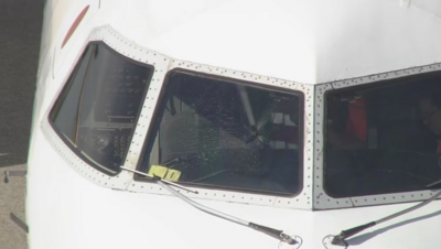 駕駛艙窗戶飛行中「突龜裂」！　全日空64人客機緊急改降新潟機場