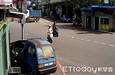 驚險畫面曝!大貨車右轉視線死角 女騎士捲入車底險沒命