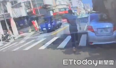 路邊囂張吸毒!遇警盤查拔腿狂逃 嘉義男被逮車上抄出一堆毒