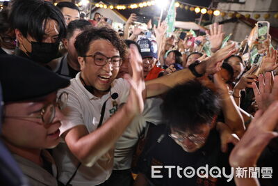 塞爆!掃街人氣爆棚 沈伯洋接戰「沈蔣面對面」:今天晚上也行