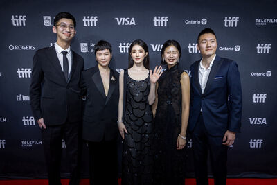 舒華黑禮服美翻多倫多!首登大銀幕「引爆千人尖叫」 合體陳璇演姊妹
