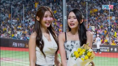 全場都動容!汶汶突然現身送花 怡琪、PS女孩感動落淚