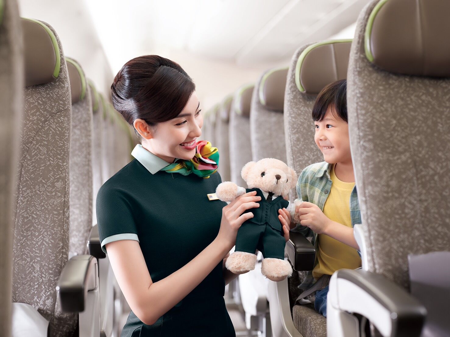 ▲▼長榮航空拿下「全球最佳豪華經濟艙」、「最佳豪華經濟艙服務用品」及「全球最佳家庭友善航空公司」三項世界第一大獎。（圖／長榮提供）