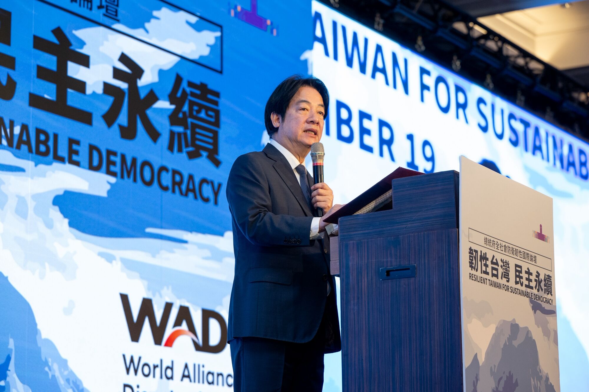 ▲▼總統出席「2026總統府全社會防衛韌性國際論壇－韌性台灣 民主永續」開幕式。（圖／總統府）