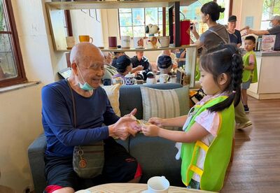迎中秋　國防大學幼兒園萌娃舞蹈、桃酥陪榮家長輩
