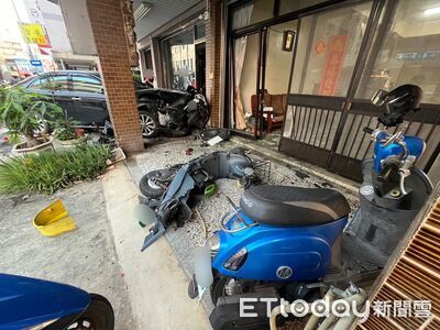 台南31歲駕駛超車突失控 撞進騎樓車頭全毀