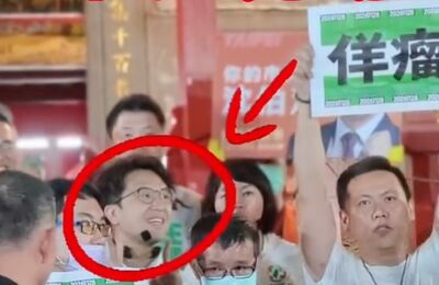 「佯瘤」亂入!沈伯洋好奇笑著抬頭看 3人身分被認出