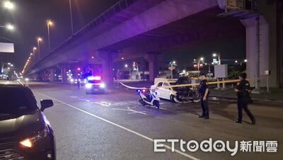 高雄自小客深夜狂飆自撞！引擎冒煙竄火球　駕駛棄車落逃