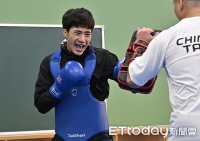亞運現場/被李洋誇長得帥!授旗官張煥宜驚呼中繼站「像把國訓搬來」