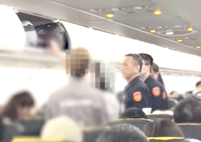 被碰一下!她掌摑空服員「冰塊丟座艙長」 虎航女奧客2罪起訴