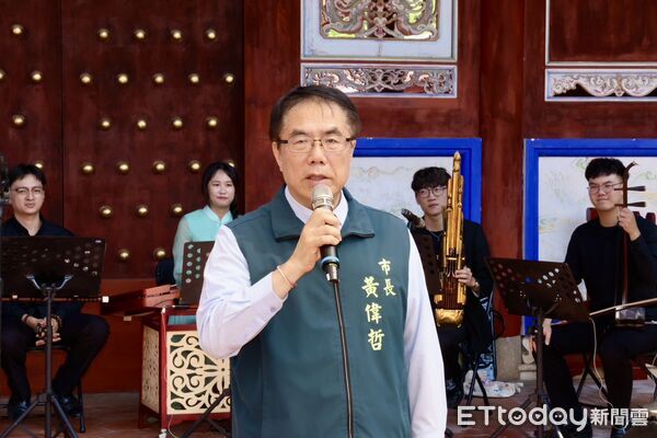 ▲2026孔廟文化節19日在台南孔廟文化園區登場,市長黃偉哲親自為學童點硃砂、開智慧。(記者林東良翻攝,下同)