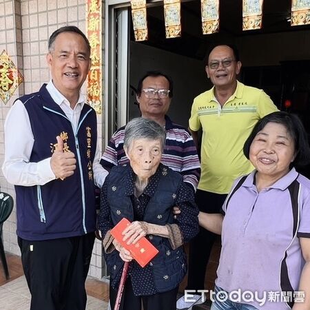 ▲▼鄉長江東城親自探訪長輩並致贈敬老禮金。(圖/富里鄉公所所提供,下同)