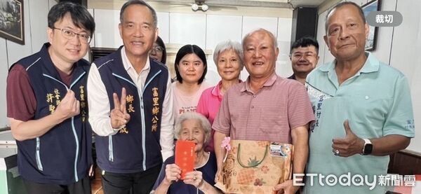 ▲▼鄉長江東城親自探訪長輩並致贈敬老禮金。(圖/富里鄉公所所提供,下同)