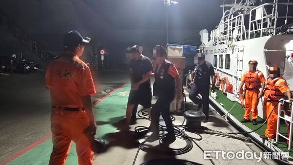 ▲海巡署東部分署第一三岸巡隊綠島安檢所執行船舶出港查驗勤務,透過身分資料比對查獲遭通緝男子,依法移送台東地方檢察署偵辦。(圖/記者楊晨東翻攝)