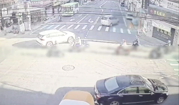 ▲一輛銀色休旅車昨天上午行經桃園市八德區和平路左轉介壽路時,未禮讓走在斑馬線上女學生導致擦撞,事後駕車離去,圖為監視畫面。(圖/八德警分局提供)
