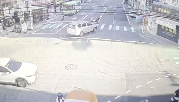 ▲一輛銀色休旅車昨天上午行經桃園市八德區和平路左轉介壽路時,未禮讓走在斑馬線上女學生導致擦撞,圖為監視畫面拍下驚險畫面。(圖/八德警分局提供)