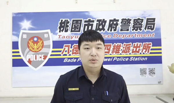 ▲八德警分局四維派出所副所長鄭宇軒說明本案處理過程。(圖/八德警分局提供)
