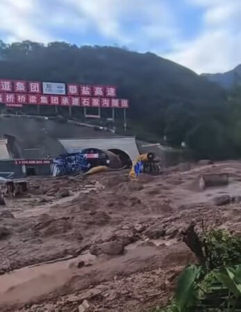 ▲▼四川鹽邊土石流5人失聯 前一晚暴雨。(圖/翻攝微博)