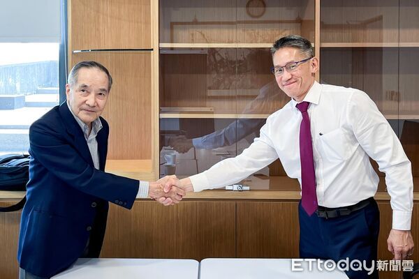 ▲▼清大PO出高為元與林本堅握手照。(圖/取自清大臉書)