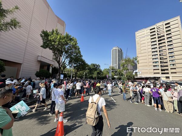 ▲▼快訊／激戰高雄！柯志恩首場大造勢PK「洋流隆捲風」　雙方人潮曝。（圖／記者吳世龍、陳宏瑞攝）
