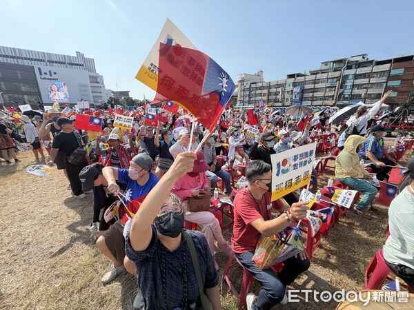 ▲▼快訊／激戰高雄！柯志恩首場大造勢PK「洋流隆捲風」　雙方人潮曝。（圖／記者吳世龍、陳宏瑞攝）