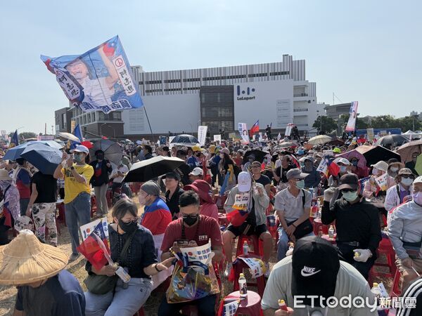 ▲▼快訊／激戰高雄！柯志恩首場大造勢PK「洋流隆捲風」　雙方人潮曝。（圖／記者吳世龍、陳宏瑞攝）