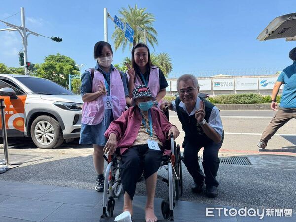 ▲台南市政府勞工局舉辦「家庭類勞雇一家親」活動，安排移工、雇主及被照顧者走訪奇美食品幸福工廠及奇美博物館。（記者林東良翻攝，下同）