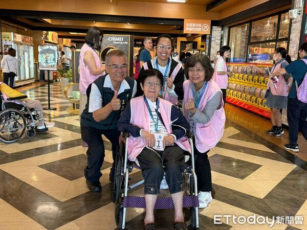 ▲台南市政府勞工局舉辦「家庭類勞雇一家親」活動，安排移工、雇主及被照顧者走訪奇美食品幸福工廠及奇美博物館。（記者林東良翻攝，下同）