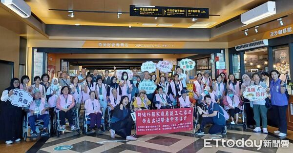 ▲台南市政府勞工局舉辦「家庭類勞雇一家親」活動，安排移工、雇主及被照顧者走訪奇美食品幸福工廠及奇美博物館。（記者林東良翻攝，下同）