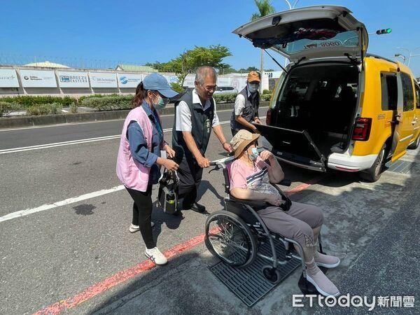 ▲台南市政府勞工局舉辦「家庭類勞雇一家親」活動，安排移工、雇主及被照顧者走訪奇美食品幸福工廠及奇美博物館。（記者林東良翻攝，下同）