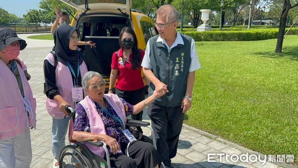 ▲台南市政府勞工局舉辦「家庭類勞雇一家親」活動，安排移工、雇主及被照顧者走訪奇美食品幸福工廠及奇美博物館。（記者林東良翻攝，下同）