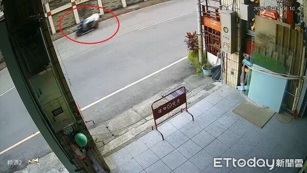 ▲▼胡男酒駕還被拍下躺在機車上騎行。（圖／記者陸運陞翻攝）