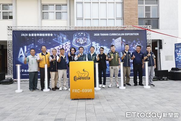 ▲「南風薈萃台南市AI創學中心」正式揭牌，由南科實中機器人團隊參與揭牌設計，展現台南智慧教育特色。（記者林東良翻攝，下同）