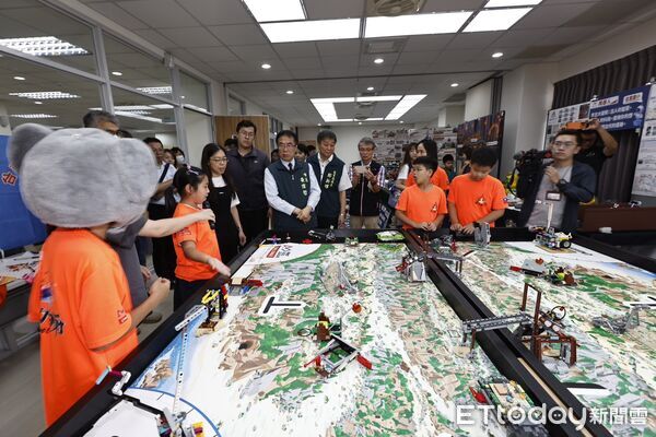 ▲「南風薈萃台南市AI創學中心」正式揭牌，由南科實中機器人團隊參與揭牌設計，展現台南智慧教育特色。（記者林東良翻攝，下同）