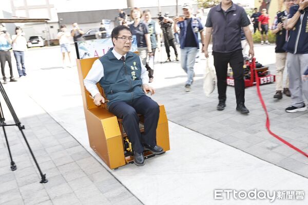 ▲「南風薈萃台南市AI創學中心」正式揭牌，由南科實中機器人團隊參與揭牌設計，展現台南智慧教育特色。（記者林東良翻攝，下同）