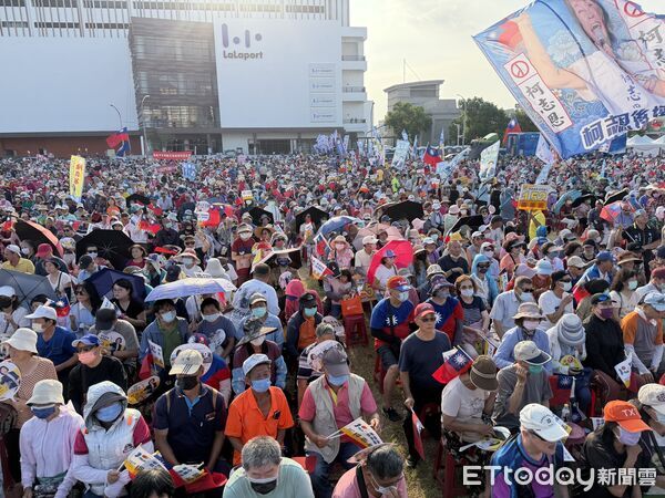 ▲▼柯志恩首場鳳山大造勢，國民黨高雄市議員、議員參選人全員到齊助陣。（圖／記者吳世龍攝）